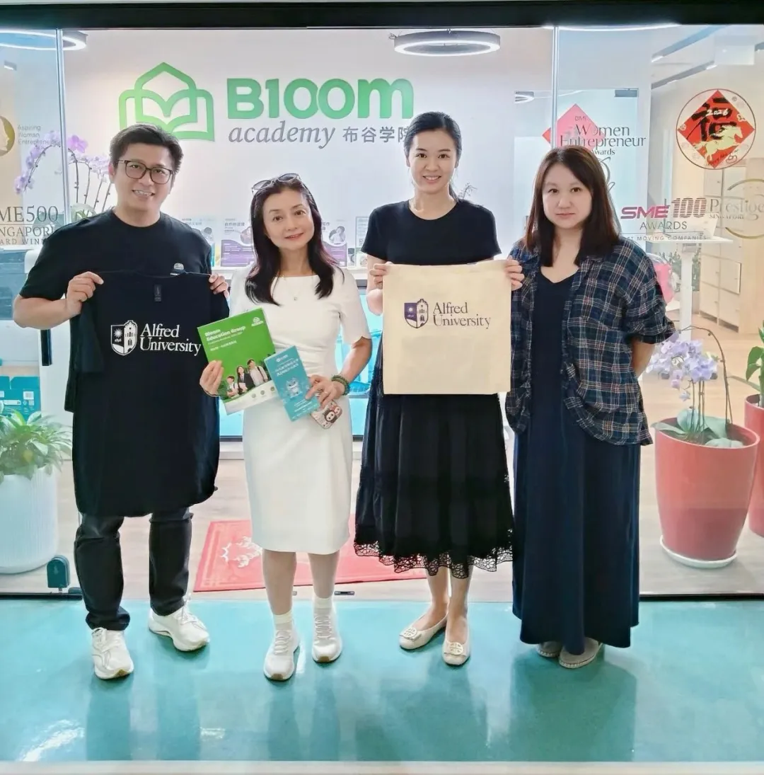 布谷学院与阿尔弗莱德大学吴中蓓教授(左二)交流合影